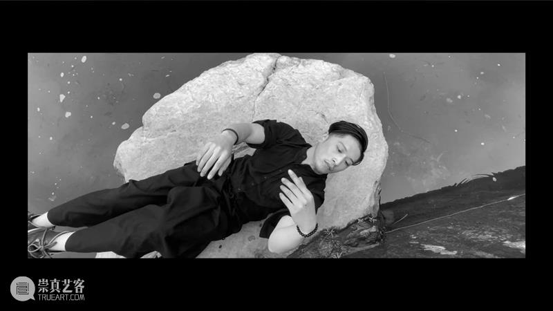 双年展特辑|王亚彬配音、为视/听障人群而作的无障碍版舞蹈影像,感受言语与肢体之《合》 视频资讯 国舞剧场 双年展 王亚彬 舞蹈 影像 听障 人群 肢体 言语 特辑 作品 崇真艺客